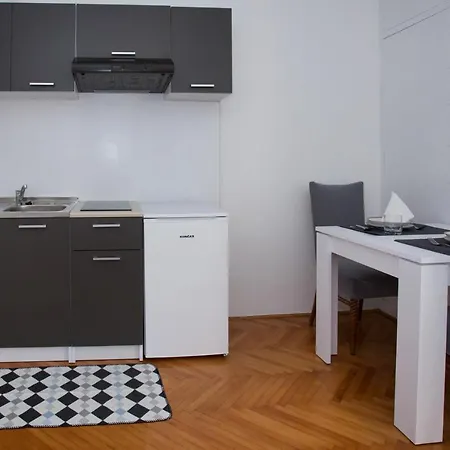 Rose Apartment Split