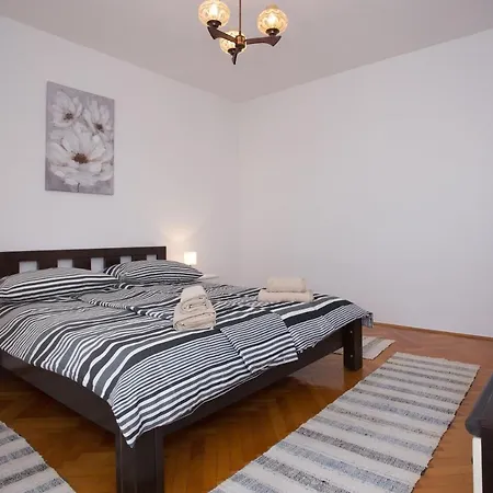 Rose Apartment *